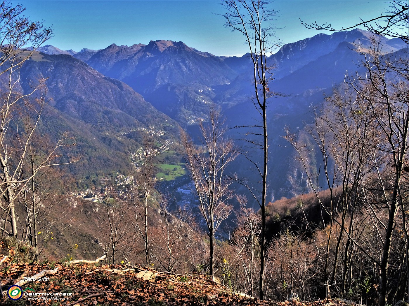 36 Bella vista sul fondovalle da Piazza Brembana a Roncobello e sui monti Pietra Quadra a sx e Menna a dx.JPG